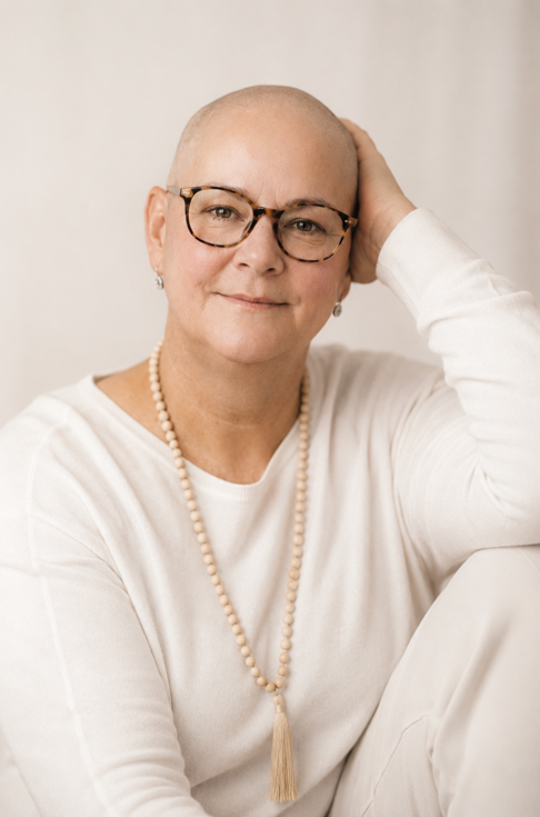 Claudia Lerch, LebensfreudeCoach Schweiz, lächelt herzlich in die Kamera